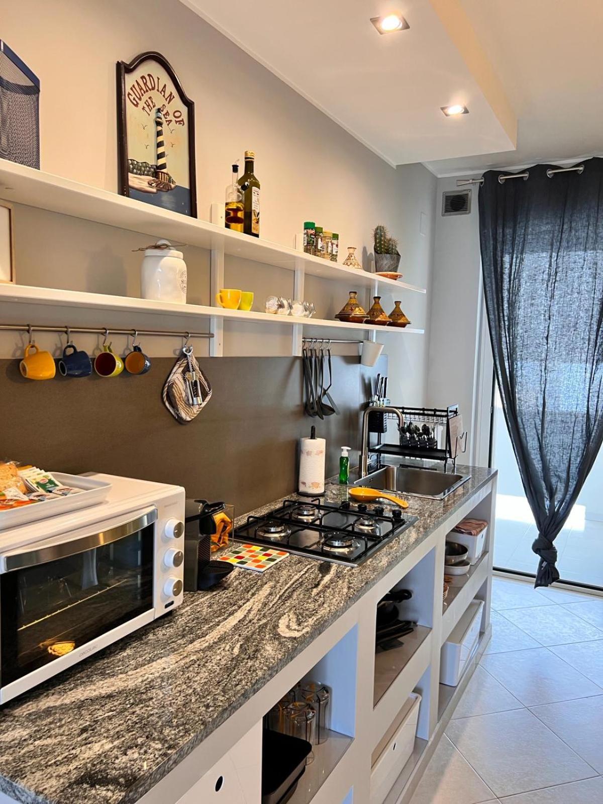 Faro Sul Mare Luxury Apartment - Zona Fiera Bari Exteriör bild